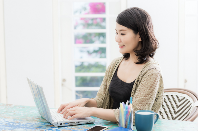 Web会議中の女性