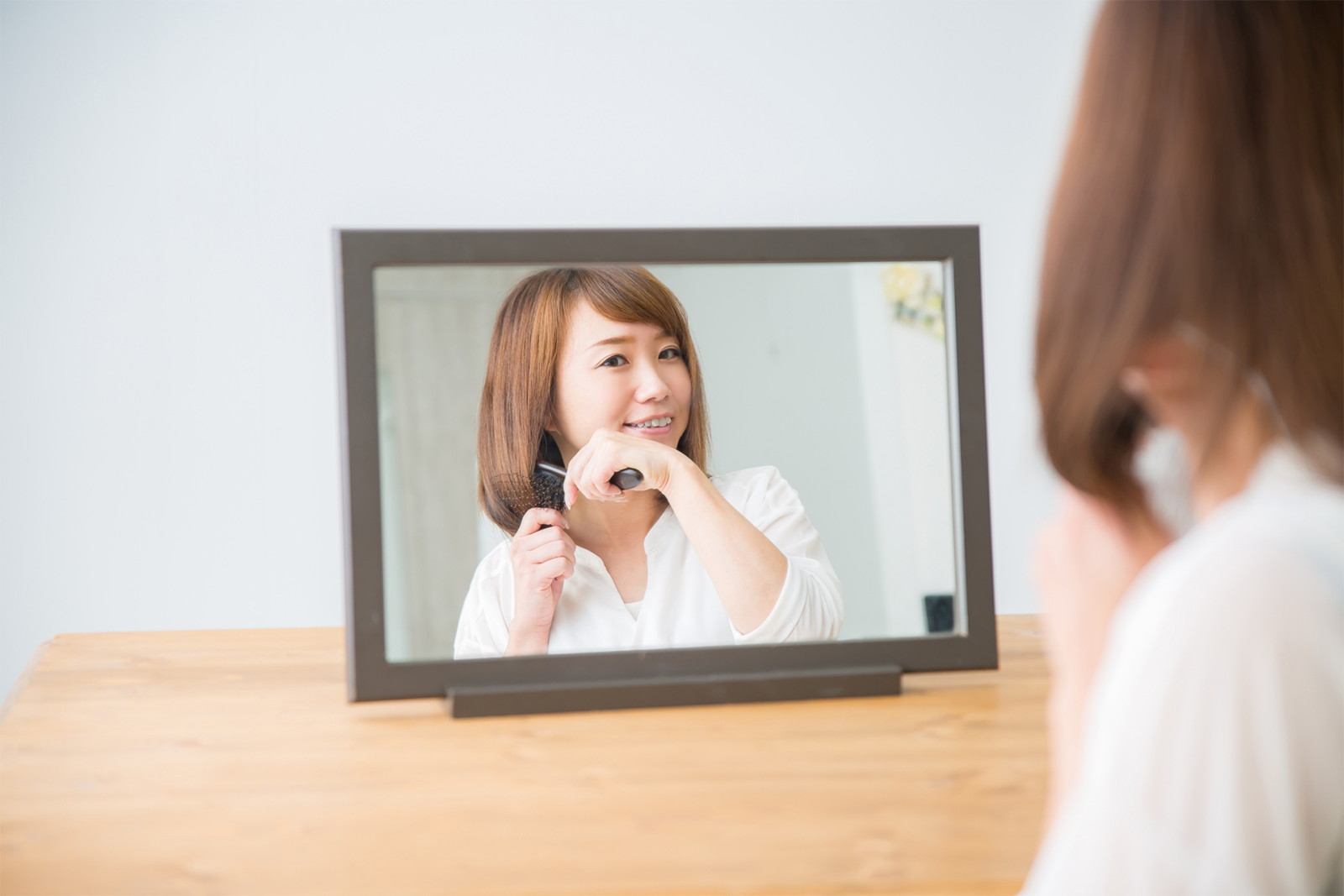 髪をブラッシングする女性