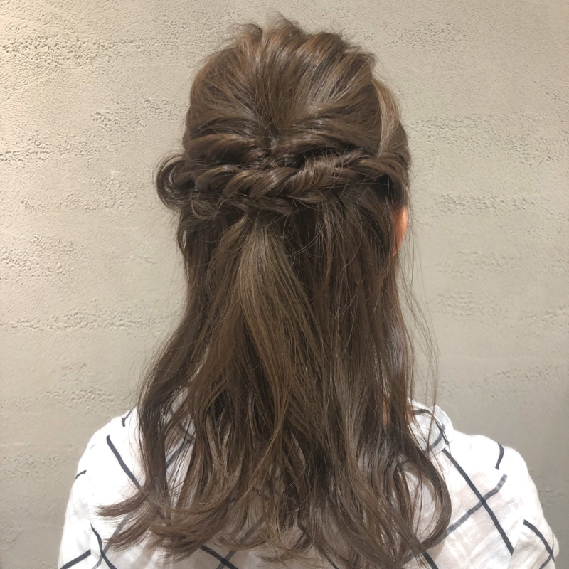 アホ毛を抑えるヘアアレンジ