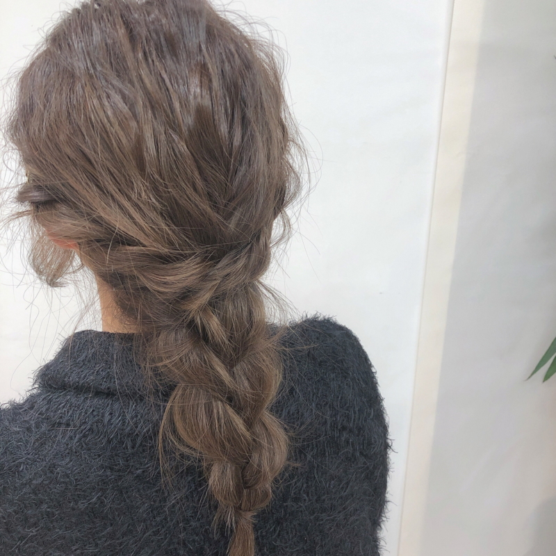 アホ毛を抑えるヘアアレンジ